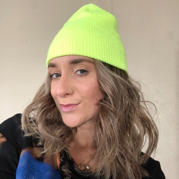 ❄️ RESTOCK 🚨 Neon Green Ribbed Beanie - Picture 4 of 6